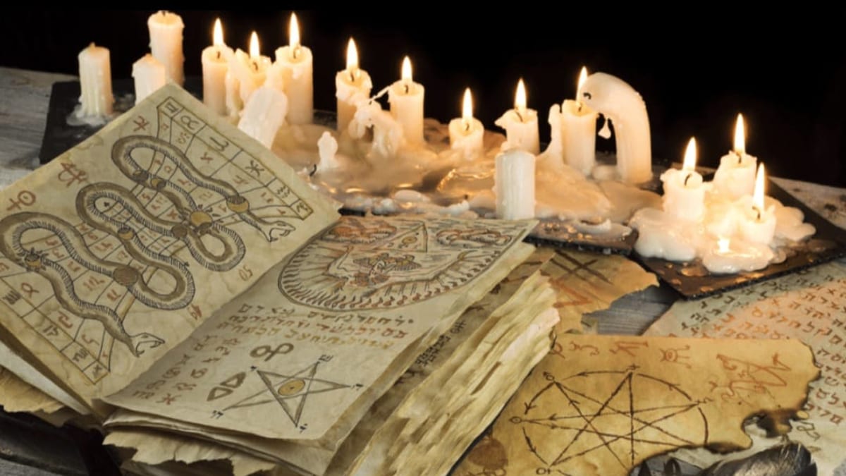Grimoire ancien ouvert sur des symboles tracés à la main, entouré de parchemins et de bougies allumées